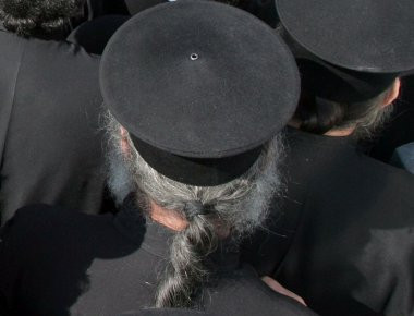 Άνδρος: 72χρονος συνταξιούχος ιερέας κατηγορείται για σεξουαλική παρενόχληση 15χρονου